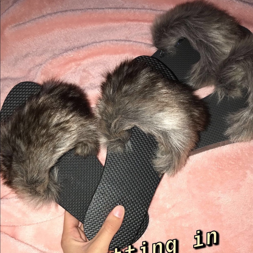 Fluffy faux fur slides